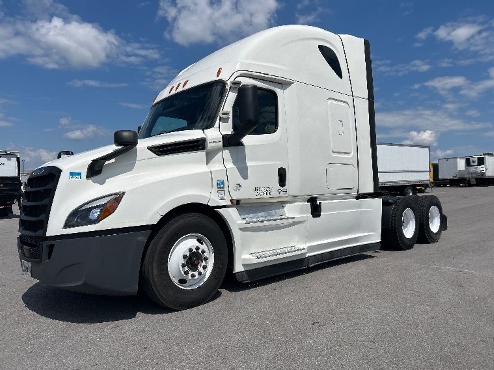 Sleeper Tractor-Heavy Duty Tractors-Freightliner-2022-T12664ST-Lowell-AR-602,025\n\t\tmiles-$ 63,000 - Image 3