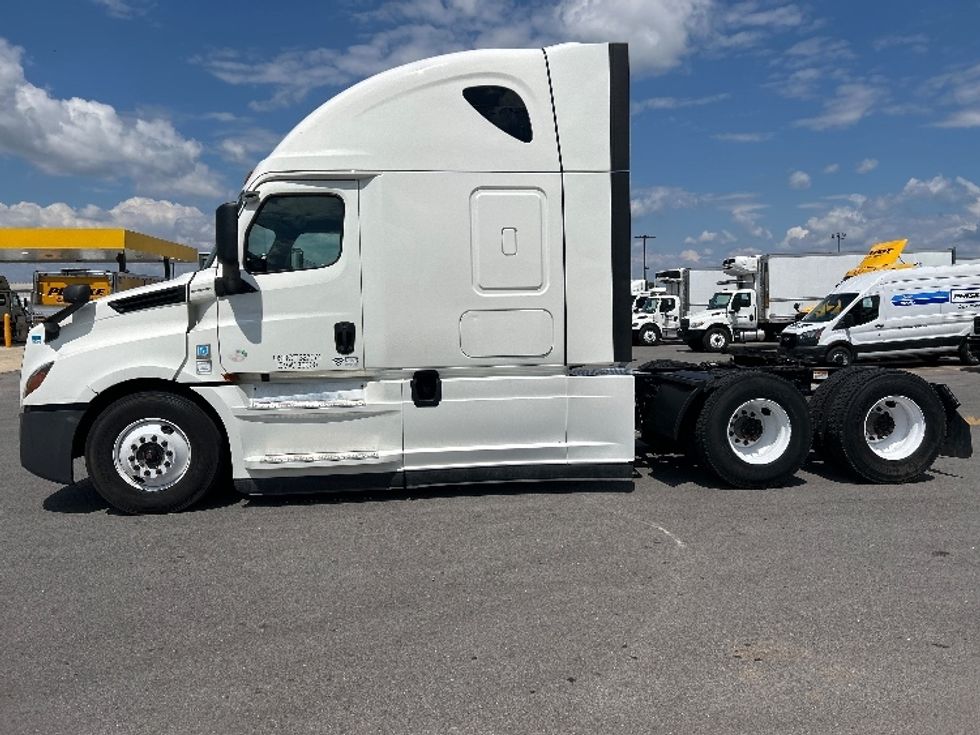 Sleeper Tractor-Heavy Duty Tractors-Freightliner-2022-T12664ST-Lowell-AR-602,025\n\t\tmiles-$ 63,000 - Image 4