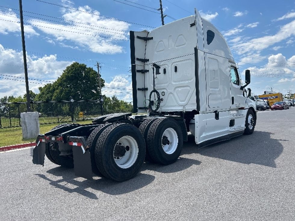 Sleeper Tractor-Heavy Duty Tractors-Freightliner-2022-T12664ST-Lowell-AR-602,025\n\t\tmiles-$ 63,000 - Image 7