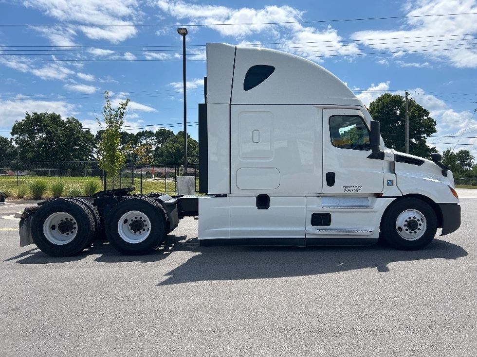 Sleeper Tractor-Heavy Duty Tractors-Freightliner-2022-T12664ST-Lowell-AR-602,025\n\t\tmiles-$ 63,000 - Image 8