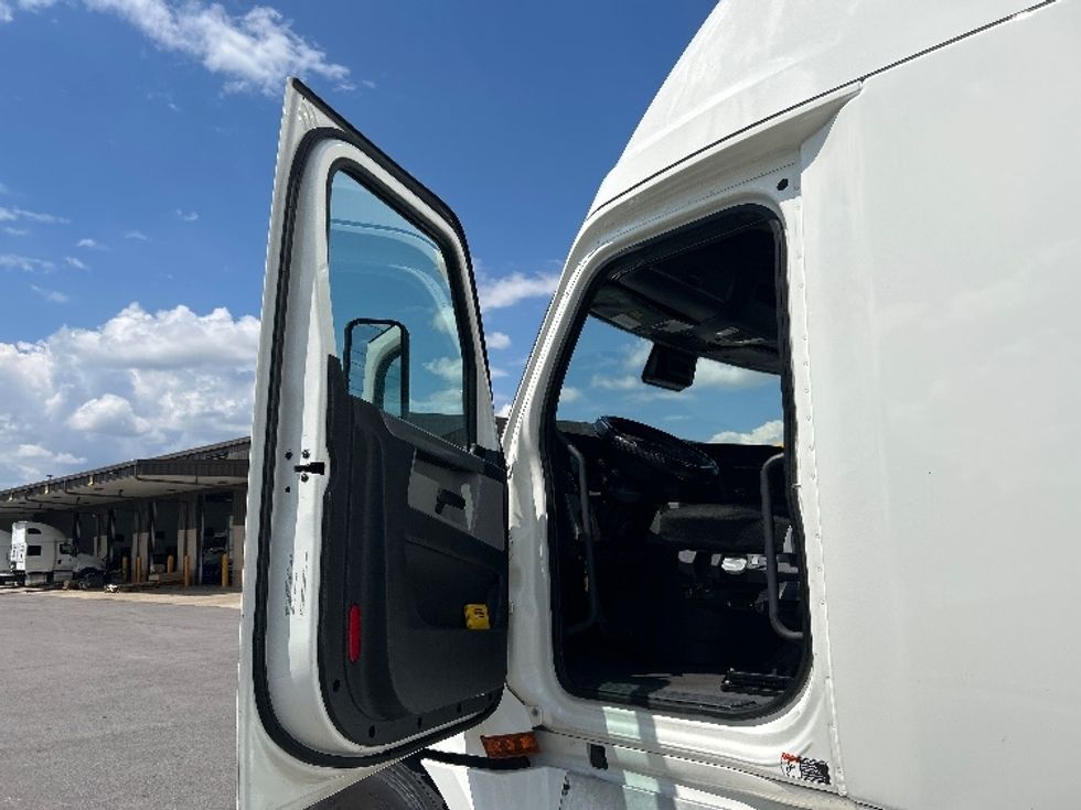 Sleeper Tractor-Heavy Duty Tractors-Freightliner-2022-T12664ST-Lowell-AR-602,025\n\t\tmiles-$ 63,000 - Image 9