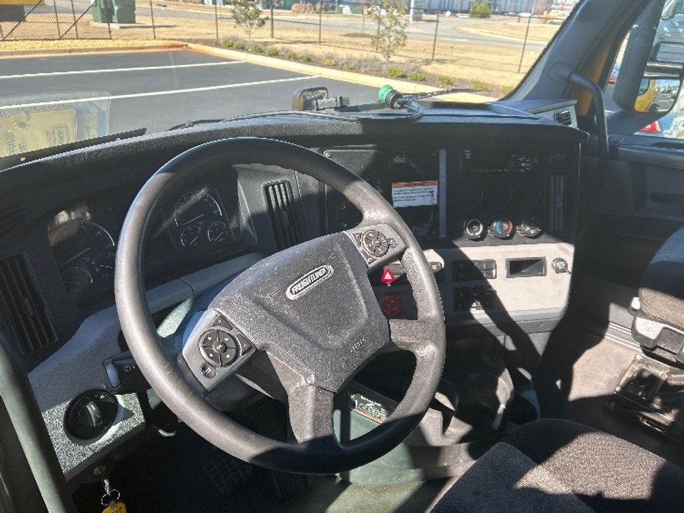 Sleeper Tractor-Heavy Duty Tractors-Freightliner-2022-T12664ST-Madison-AL-385,770\n\t\tmiles-$ 75,500 - Image 10