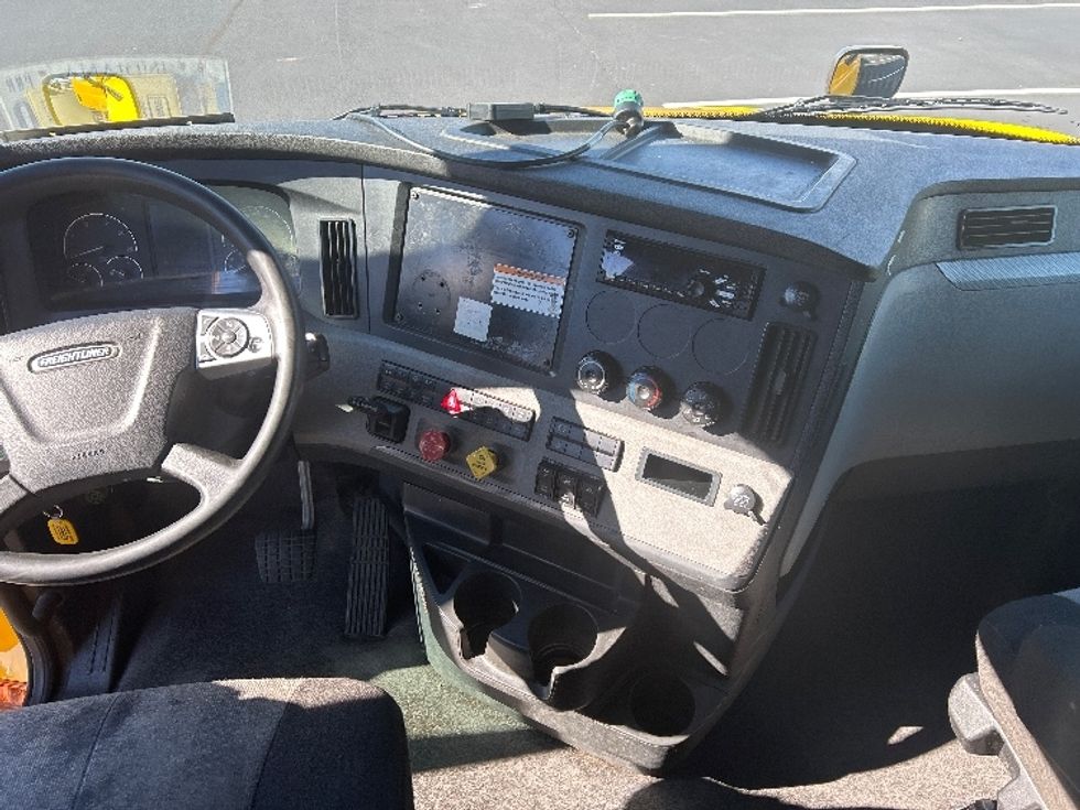 Sleeper Tractor-Heavy Duty Tractors-Freightliner-2022-T12664ST-Madison-AL-385,770\n\t\tmiles-$ 75,500 - Image 12