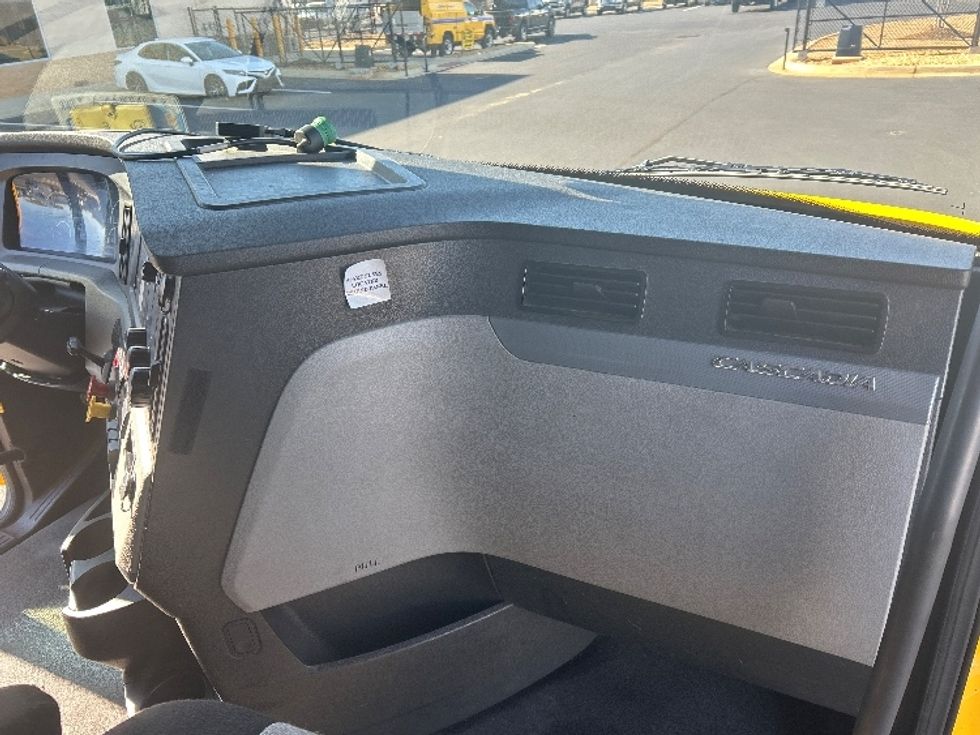 Sleeper Tractor-Heavy Duty Tractors-Freightliner-2022-T12664ST-Madison-AL-385,770\n\t\tmiles-$ 75,500 - Image 14