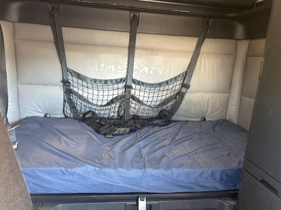 Sleeper Tractor-Heavy Duty Tractors-Freightliner-2022-T12664ST-Madison-AL-385,770\n\t\tmiles-$ 75,500 - Image 15