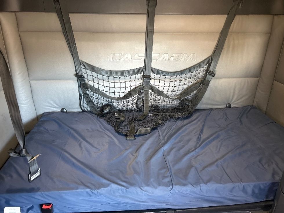 Sleeper Tractor-Heavy Duty Tractors-Freightliner-2022-T12664ST-Madison-AL-385,770\n\t\tmiles-$ 75,500 - Image 16