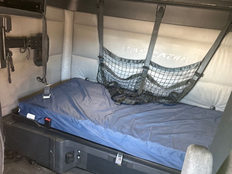 Sleeper Tractor-Heavy Duty Tractors-Freightliner-2022-T12664ST-Madison-AL-385,770\n\t\tmiles-$ 75,500 - Image 17