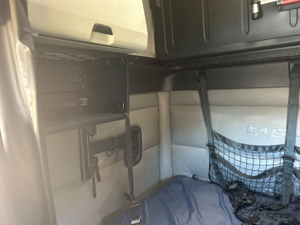 Sleeper Tractor-Heavy Duty Tractors-Freightliner-2022-T12664ST-Madison-AL-385,770\n\t\tmiles-$ 75,500 - Image 18