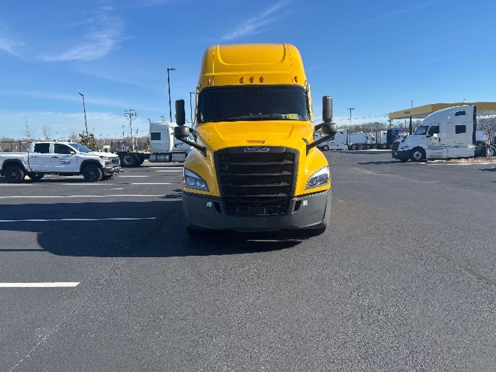 Sleeper Tractor-Heavy Duty Tractors-Freightliner-2022-T12664ST-Madison-AL-385,770\n\t\tmiles-$ 75,500 - Image 2