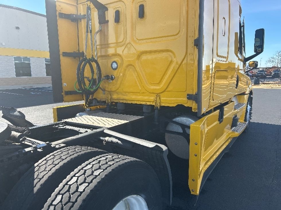 Sleeper Tractor-Heavy Duty Tractors-Freightliner-2022-T12664ST-Madison-AL-385,770\n\t\tmiles-$ 75,500 - Image 21