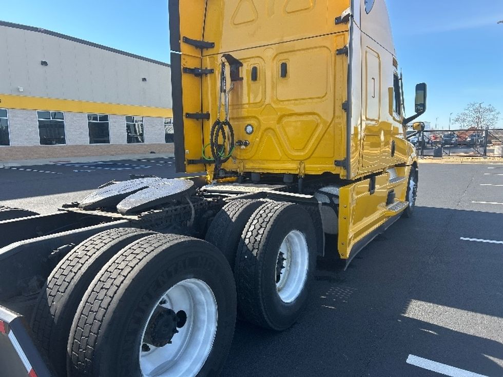 Sleeper Tractor-Heavy Duty Tractors-Freightliner-2022-T12664ST-Madison-AL-385,770\n\t\tmiles-$ 75,500 - Image 22