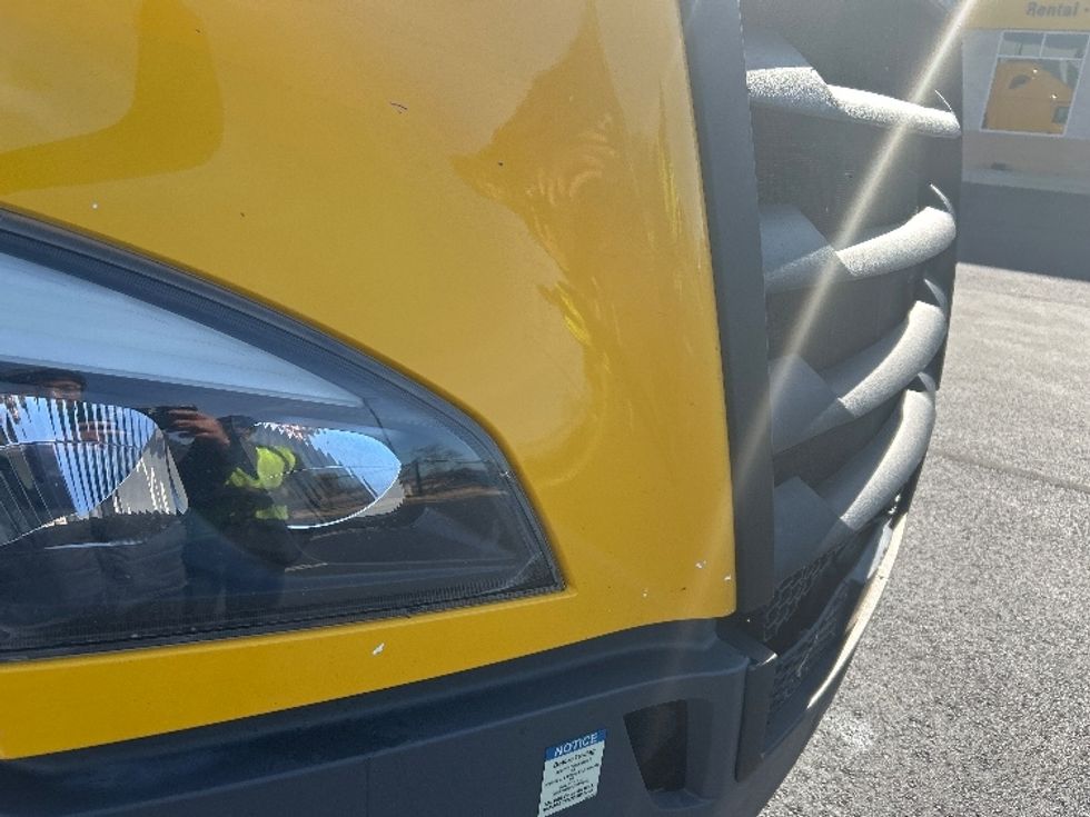 Sleeper Tractor-Heavy Duty Tractors-Freightliner-2022-T12664ST-Madison-AL-385,770\n\t\tmiles-$ 75,500 - Image 24