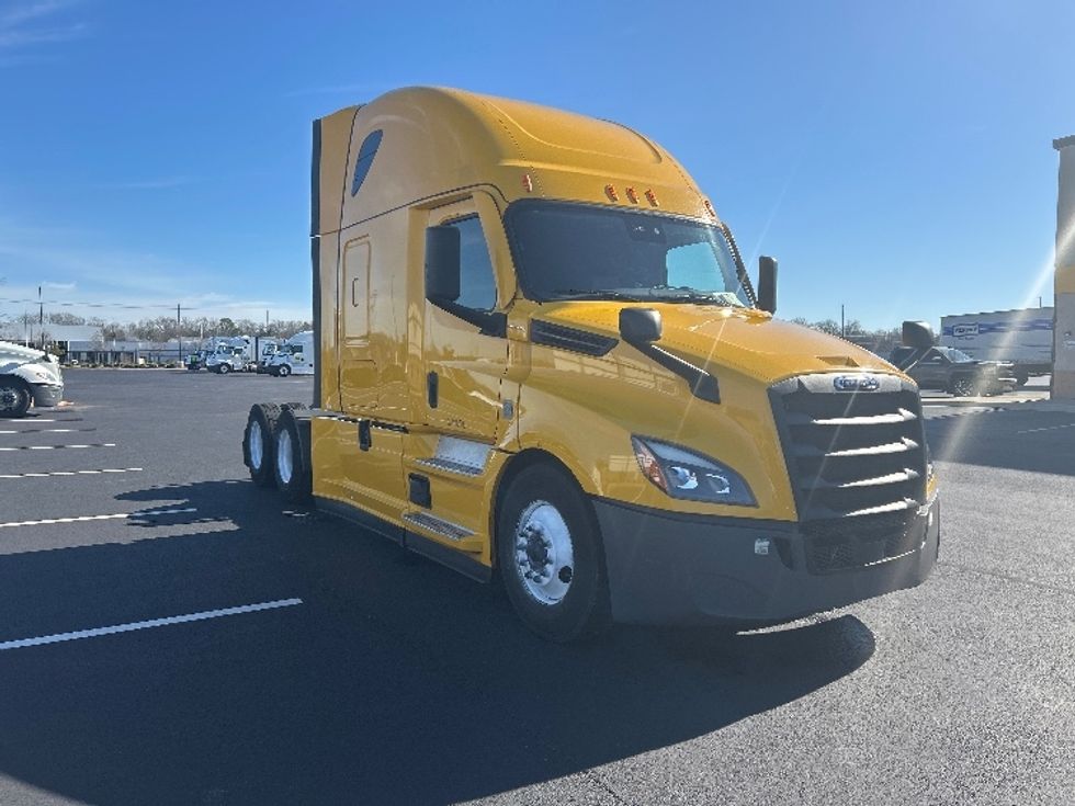 Sleeper Tractor-Heavy Duty Tractors-Freightliner-2022-T12664ST-Madison-AL-385,770\n\t\tmiles-$ 75,500 - Image 3