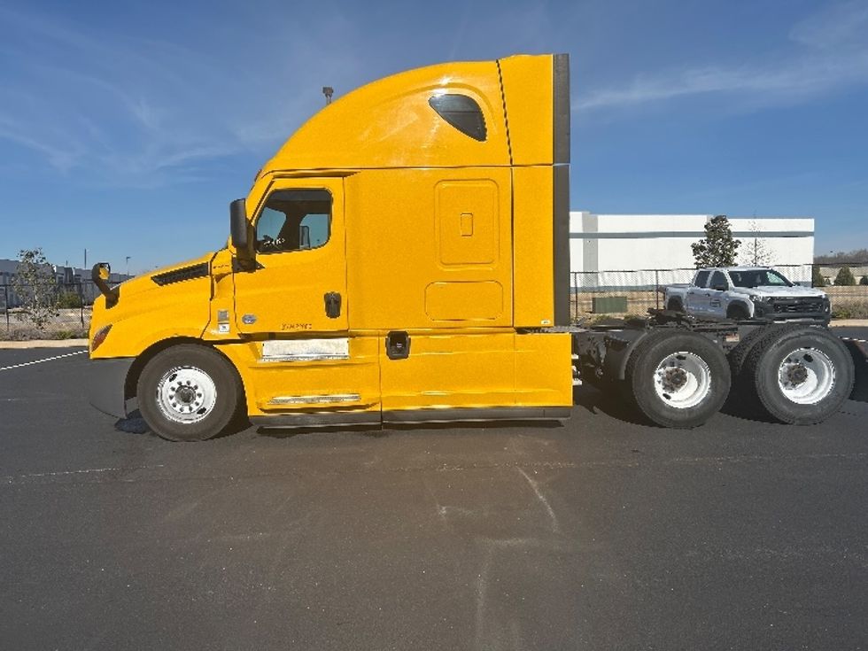 Sleeper Tractor-Heavy Duty Tractors-Freightliner-2022-T12664ST-Madison-AL-385,770\n\t\tmiles-$ 75,500 - Image 4