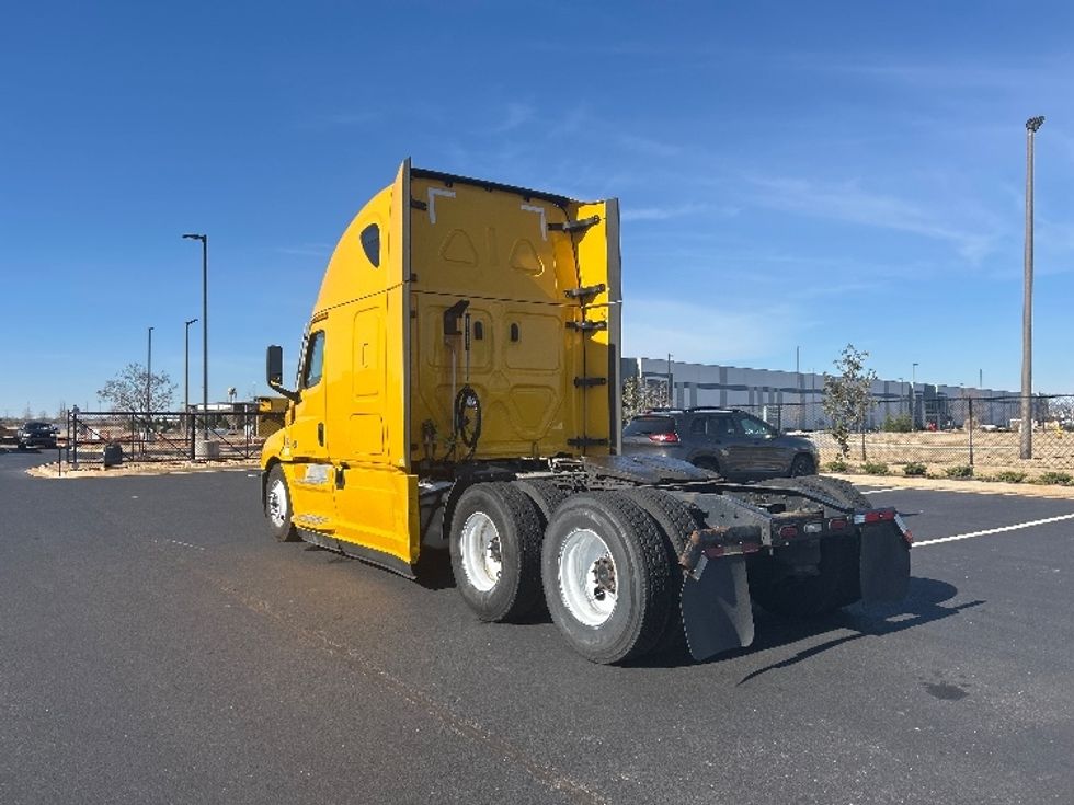 Sleeper Tractor-Heavy Duty Tractors-Freightliner-2022-T12664ST-Madison-AL-385,770\n\t\tmiles-$ 75,500 - Image 5
