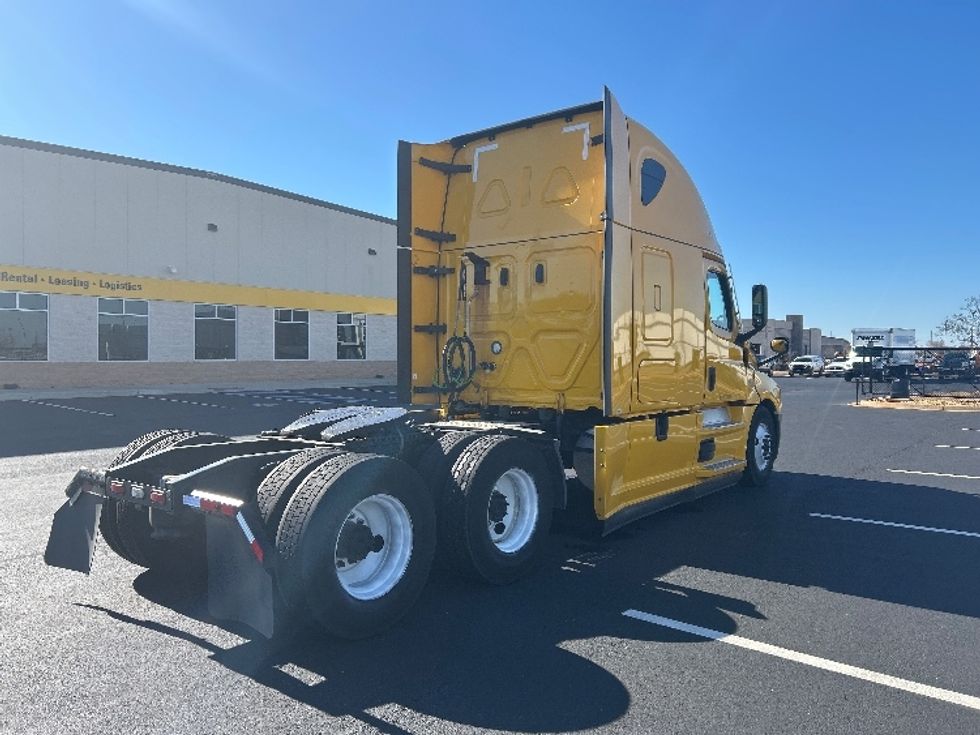 Sleeper Tractor-Heavy Duty Tractors-Freightliner-2022-T12664ST-Madison-AL-385,770\n\t\tmiles-$ 75,500 - Image 7