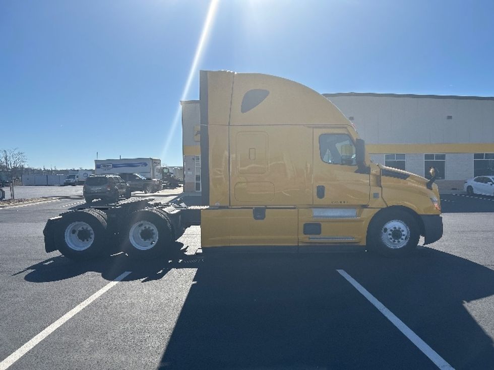 Sleeper Tractor-Heavy Duty Tractors-Freightliner-2022-T12664ST-Madison-AL-385,770\n\t\tmiles-$ 75,500 - Image 8