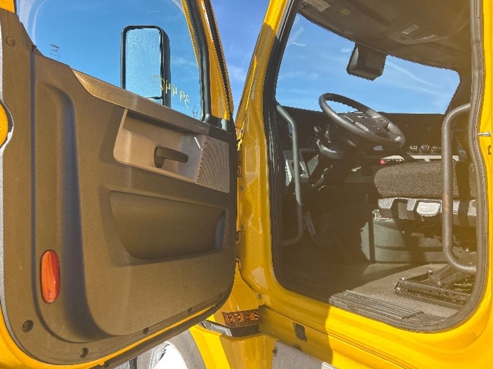 Sleeper Tractor-Heavy Duty Tractors-Freightliner-2022-T12664ST-Madison-AL-385,770\n\t\tmiles-$ 75,500 - Image 9