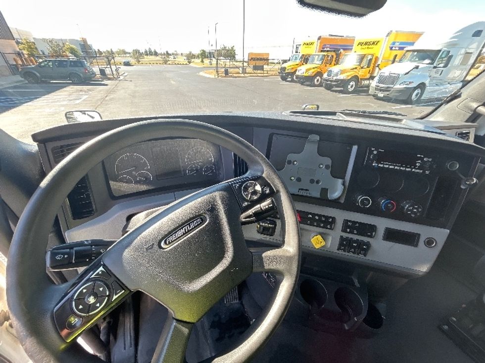 Sleeper Tractor-Heavy Duty Tractors-Freightliner-2022-T12664ST-Madison-AL-447,119\n\t\tmiles-$ 88,000 - Image 11