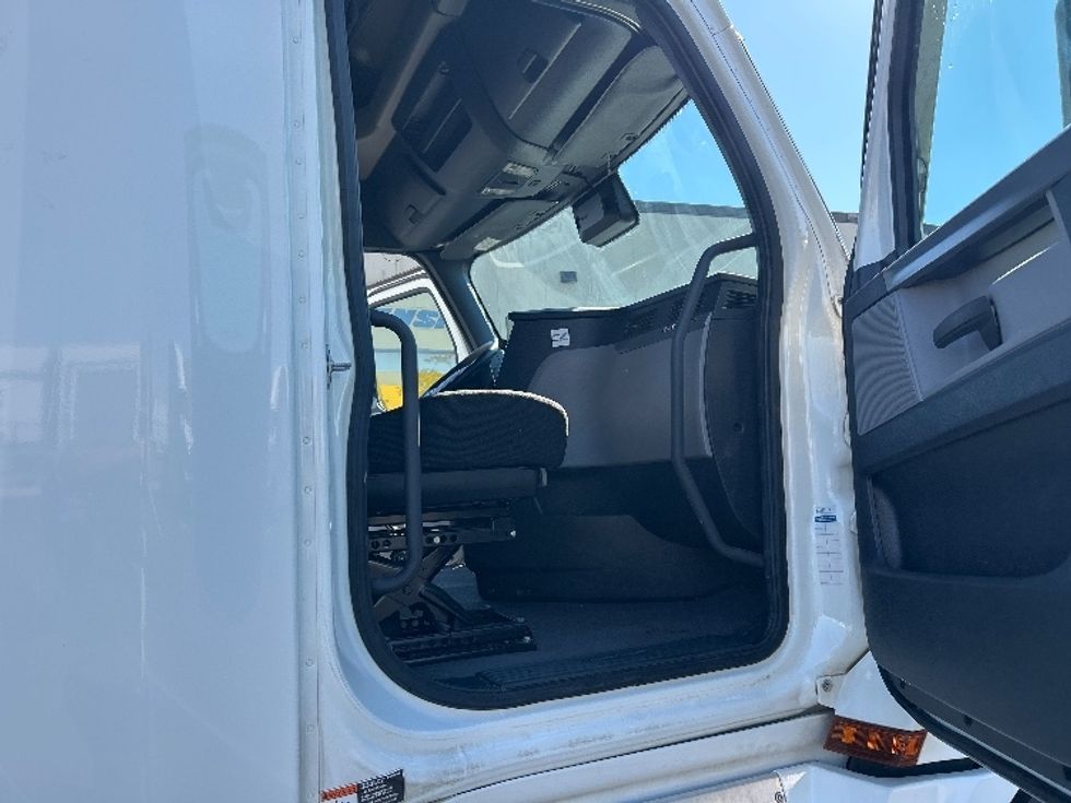 Sleeper Tractor-Heavy Duty Tractors-Freightliner-2022-T12664ST-Madison-AL-447,119\n\t\tmiles-$ 88,000 - Image 12