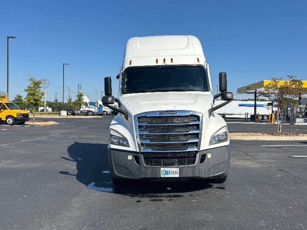 Sleeper Tractor-Heavy Duty Tractors-Freightliner-2022-T12664ST-Madison-AL-447,119\n\t\tmiles-$ 88,000 - Image 2
