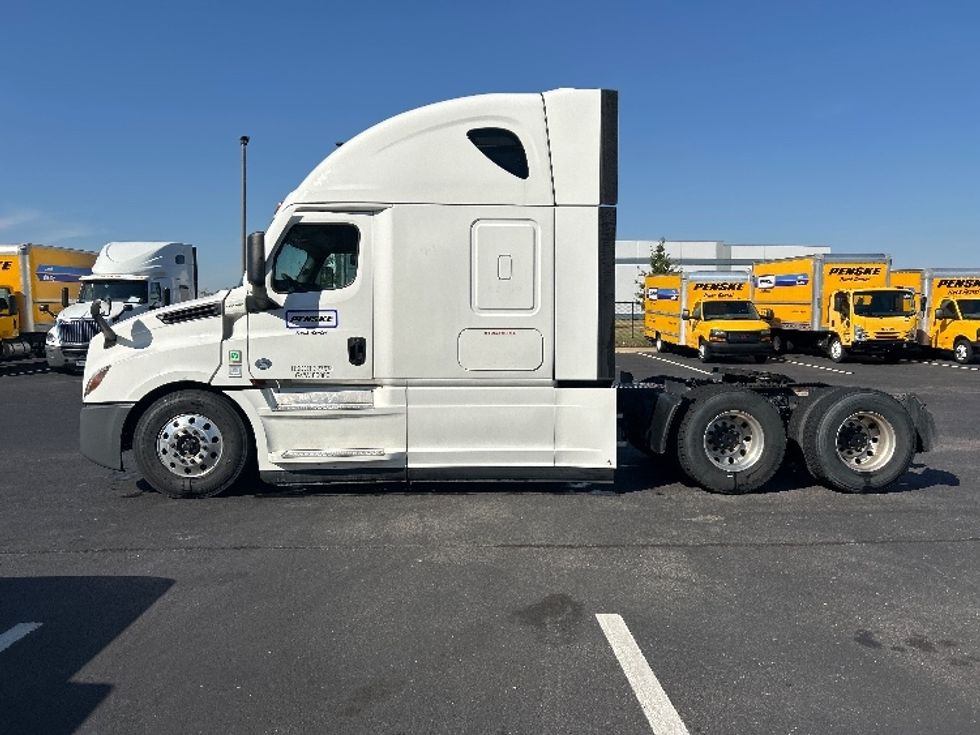 Sleeper Tractor-Heavy Duty Tractors-Freightliner-2022-T12664ST-Madison-AL-447,119\n\t\tmiles-$ 88,000 - Image 4