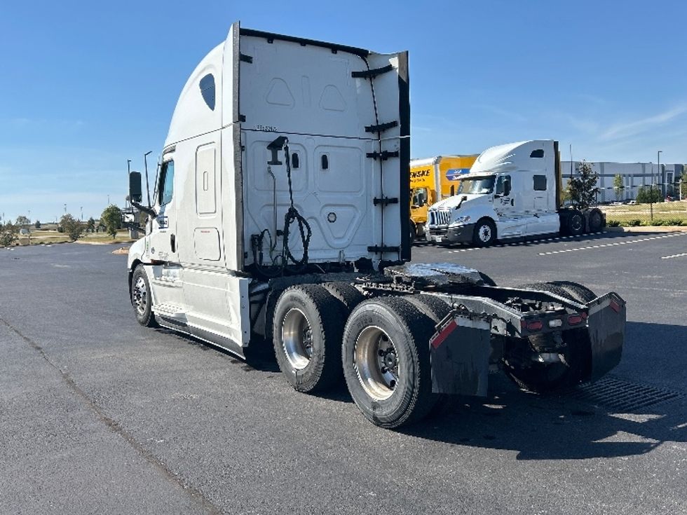 Sleeper Tractor-Heavy Duty Tractors-Freightliner-2022-T12664ST-Madison-AL-447,119\n\t\tmiles-$ 88,000 - Image 5