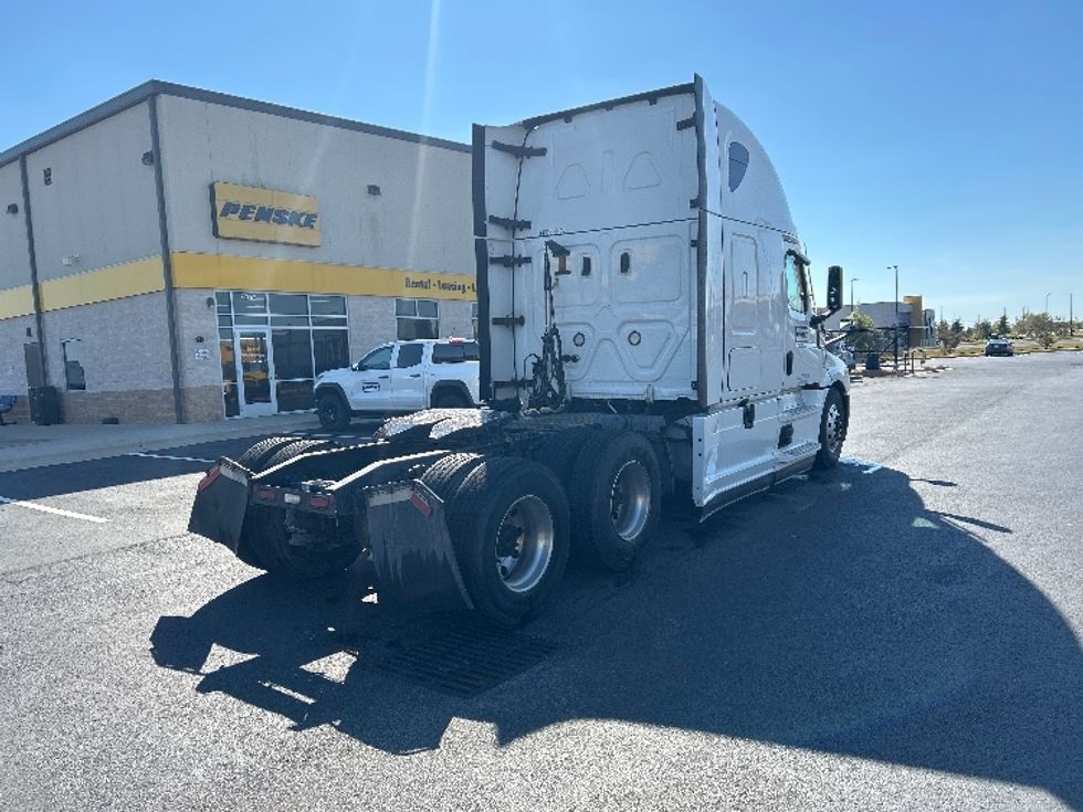 Sleeper Tractor-Heavy Duty Tractors-Freightliner-2022-T12664ST-Madison-AL-447,119\n\t\tmiles-$ 88,000 - Image 7