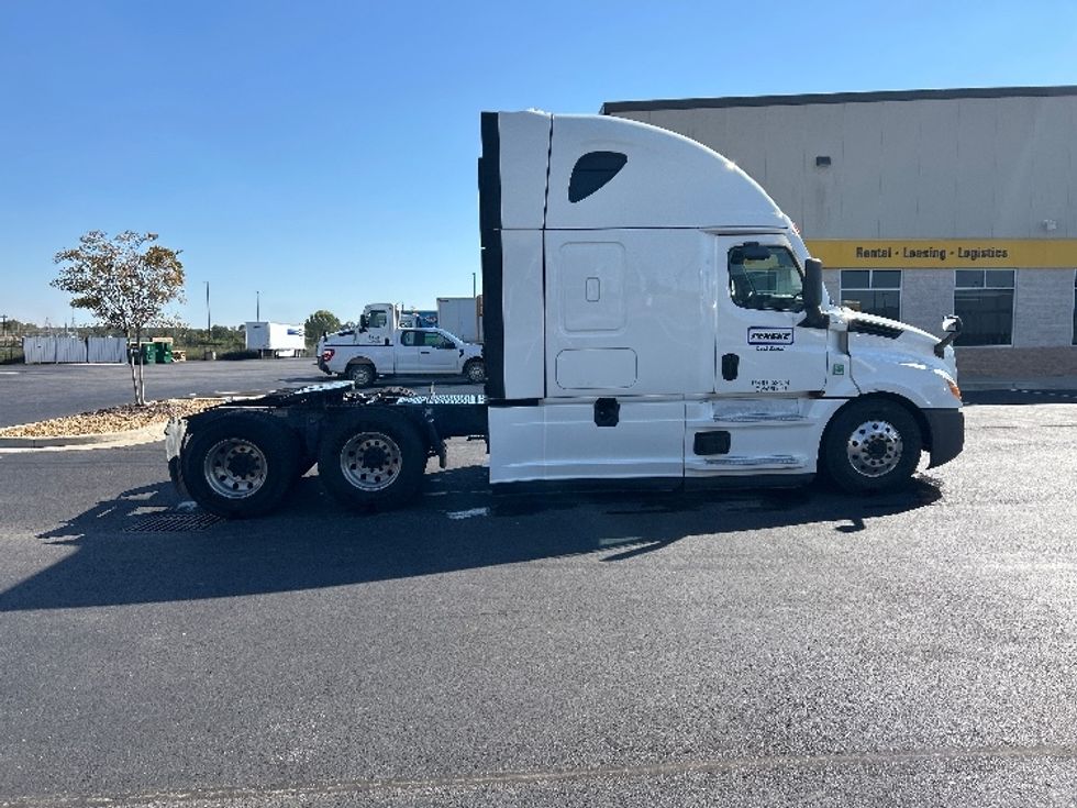 Sleeper Tractor-Heavy Duty Tractors-Freightliner-2022-T12664ST-Madison-AL-447,119\n\t\tmiles-$ 88,000 - Image 8