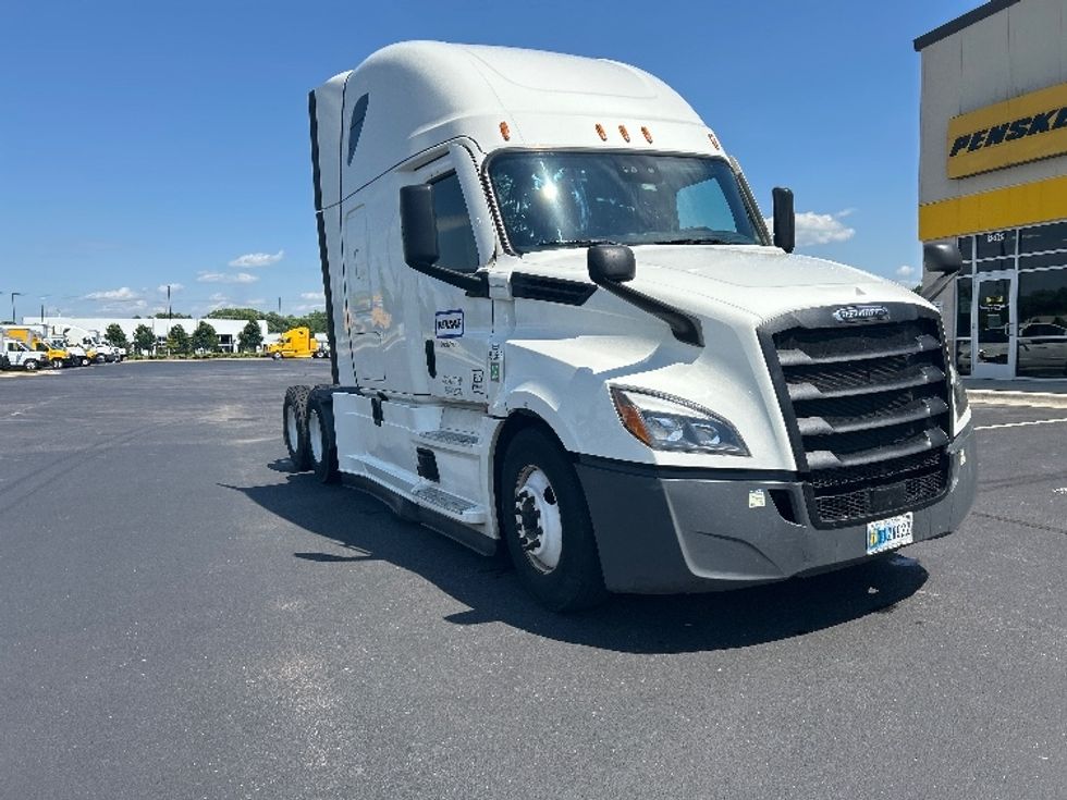 Sleeper Tractor-Heavy Duty Tractors-Freightliner-2022-T12664ST-Madison-AL-571,181\n\t\tmiles-$ 62,000 - Image 1