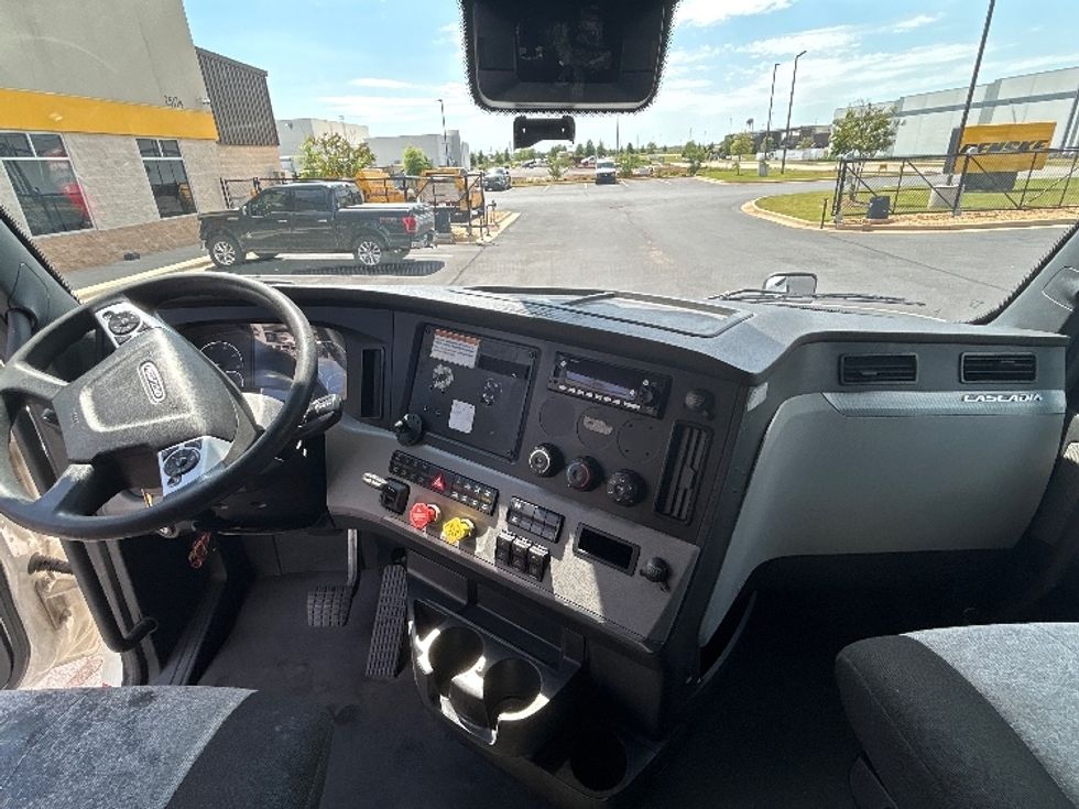 Sleeper Tractor-Heavy Duty Tractors-Freightliner-2022-T12664ST-Madison-AL-571,181\n\t\tmiles-$ 62,000 - Image 12