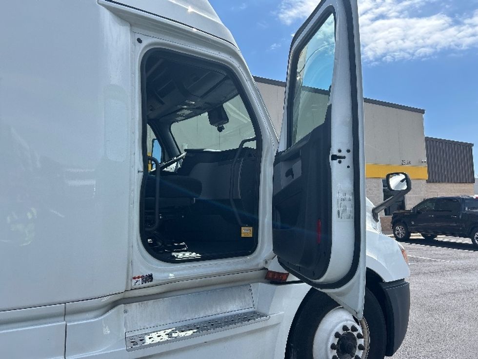 Sleeper Tractor-Heavy Duty Tractors-Freightliner-2022-T12664ST-Madison-AL-571,181\n\t\tmiles-$ 62,000 - Image 13