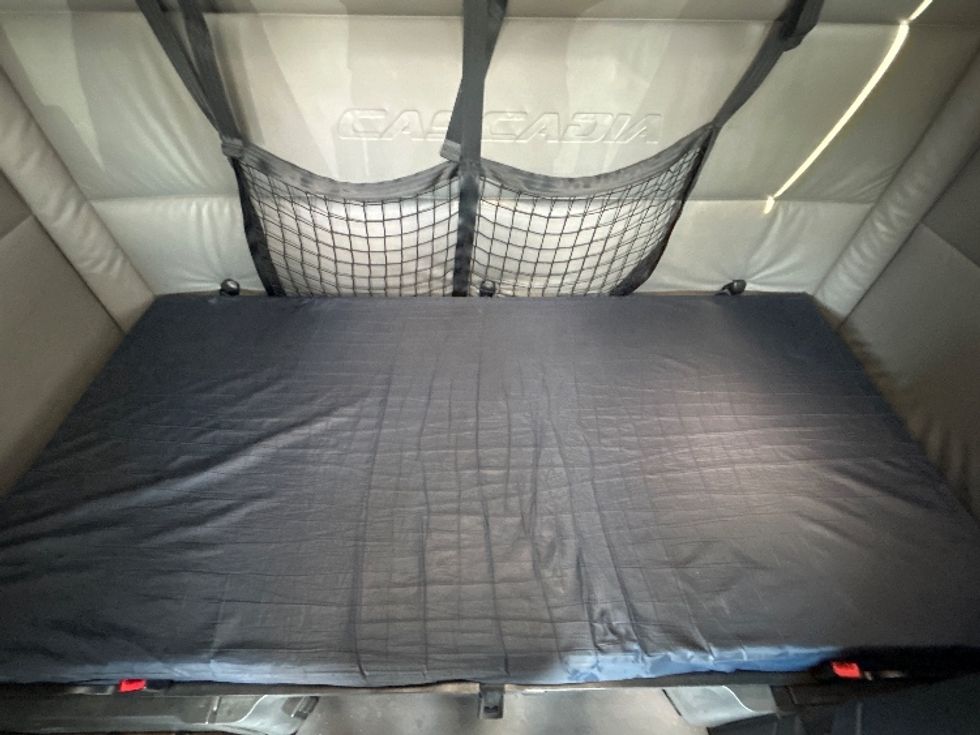 Sleeper Tractor-Heavy Duty Tractors-Freightliner-2022-T12664ST-Madison-AL-571,181\n\t\tmiles-$ 62,000 - Image 14