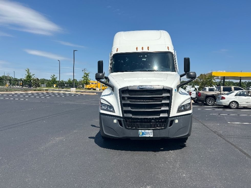 Sleeper Tractor-Heavy Duty Tractors-Freightliner-2022-T12664ST-Madison-AL-571,181\n\t\tmiles-$ 62,000 - Image 2