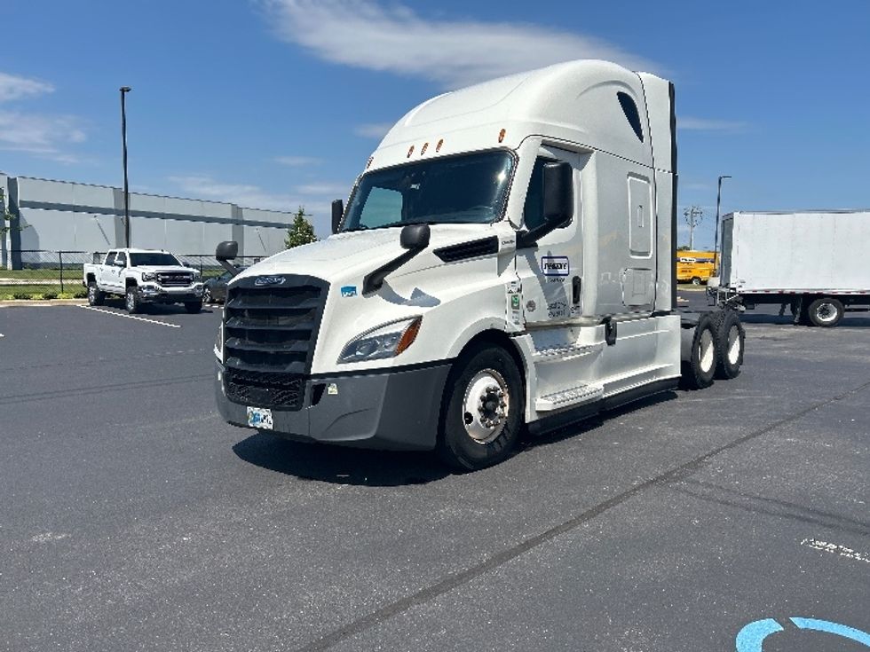 Sleeper Tractor-Heavy Duty Tractors-Freightliner-2022-T12664ST-Madison-AL-571,181\n\t\tmiles-$ 62,000 - Image 3