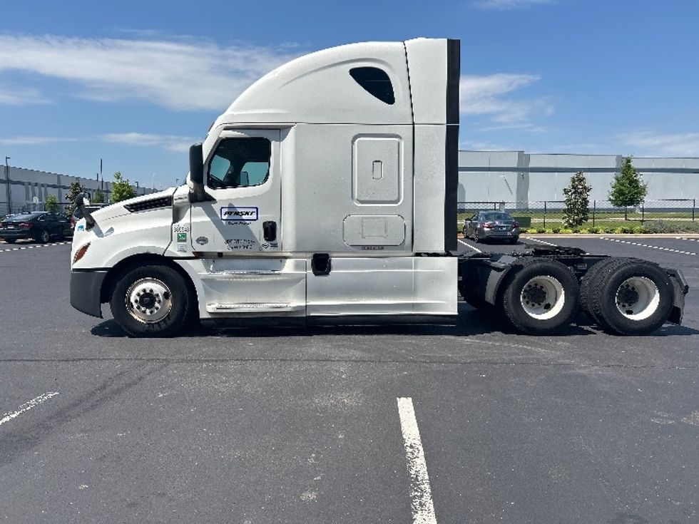 Sleeper Tractor-Heavy Duty Tractors-Freightliner-2022-T12664ST-Madison-AL-571,181\n\t\tmiles-$ 62,000 - Image 4