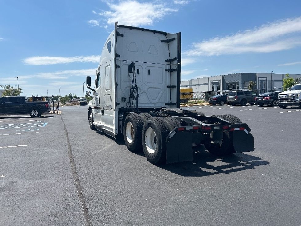 Sleeper Tractor-Heavy Duty Tractors-Freightliner-2022-T12664ST-Madison-AL-571,181\n\t\tmiles-$ 62,000 - Image 5