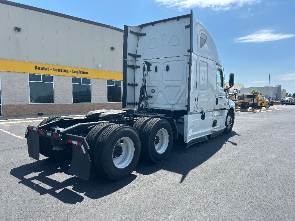 Sleeper Tractor-Heavy Duty Tractors-Freightliner-2022-T12664ST-Madison-AL-571,181\n\t\tmiles-$ 62,000 - Image 7