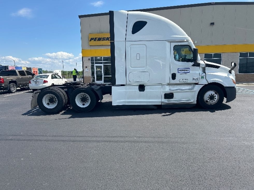 Sleeper Tractor-Heavy Duty Tractors-Freightliner-2022-T12664ST-Madison-AL-571,181\n\t\tmiles-$ 62,000 - Image 8