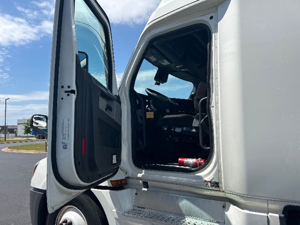 Sleeper Tractor-Heavy Duty Tractors-Freightliner-2022-T12664ST-Madison-AL-571,181\n\t\tmiles-$ 62,000 - Image 9