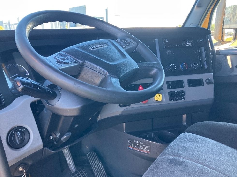 Sleeper Tractor-Heavy Duty Tractors-Freightliner-2022-T12664ST-Madison-AL-608,223\n\t\tmiles-$ 56,250 - Image 10