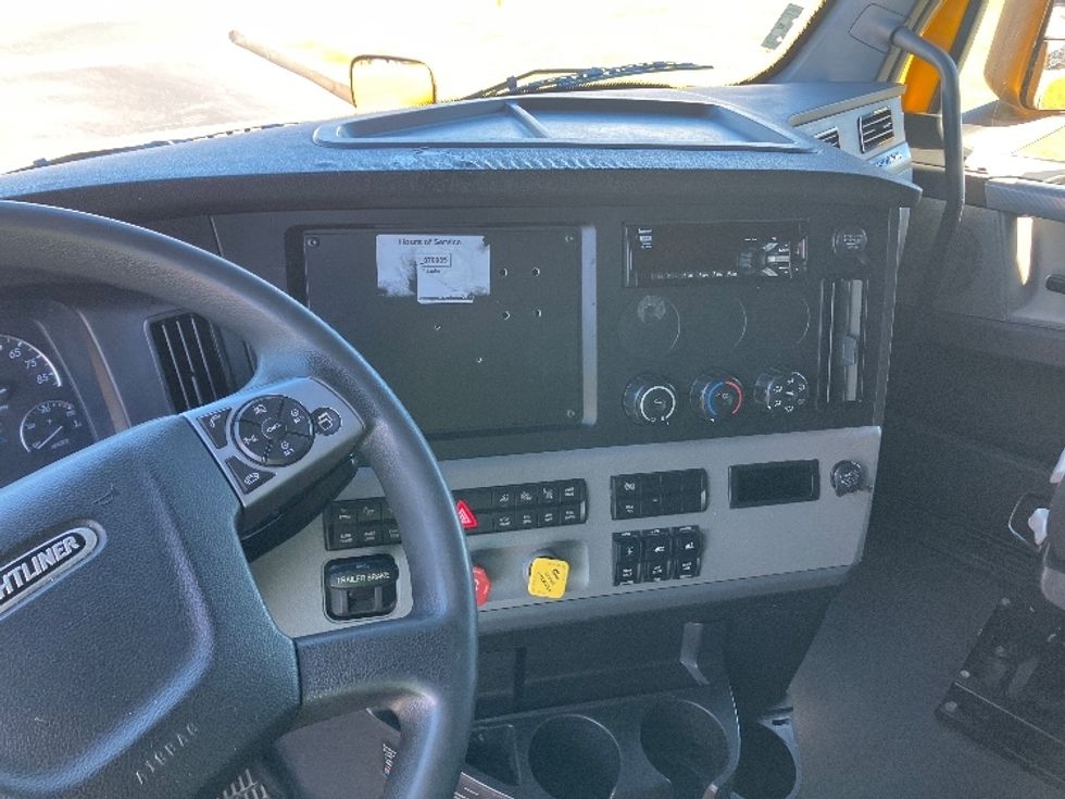 Sleeper Tractor-Heavy Duty Tractors-Freightliner-2022-T12664ST-Madison-AL-608,223\n\t\tmiles-$ 56,250 - Image 12