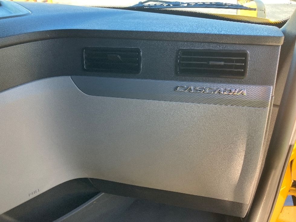 Sleeper Tractor-Heavy Duty Tractors-Freightliner-2022-T12664ST-Madison-AL-608,223\n\t\tmiles-$ 56,250 - Image 14