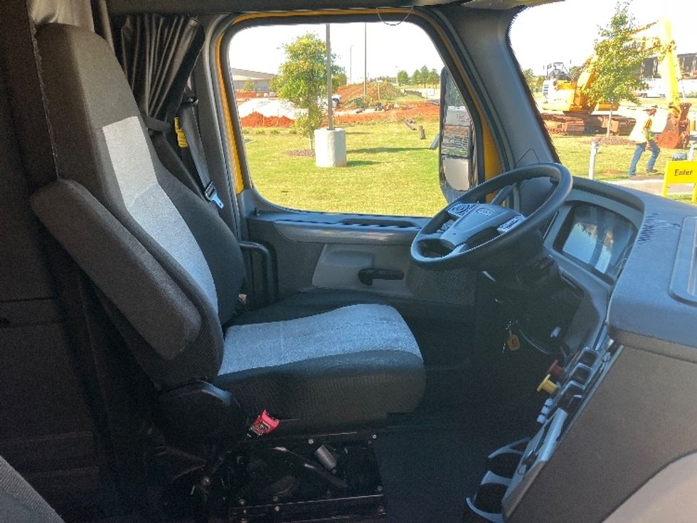 Sleeper Tractor-Heavy Duty Tractors-Freightliner-2022-T12664ST-Madison-AL-608,223\n\t\tmiles-$ 56,250 - Image 15