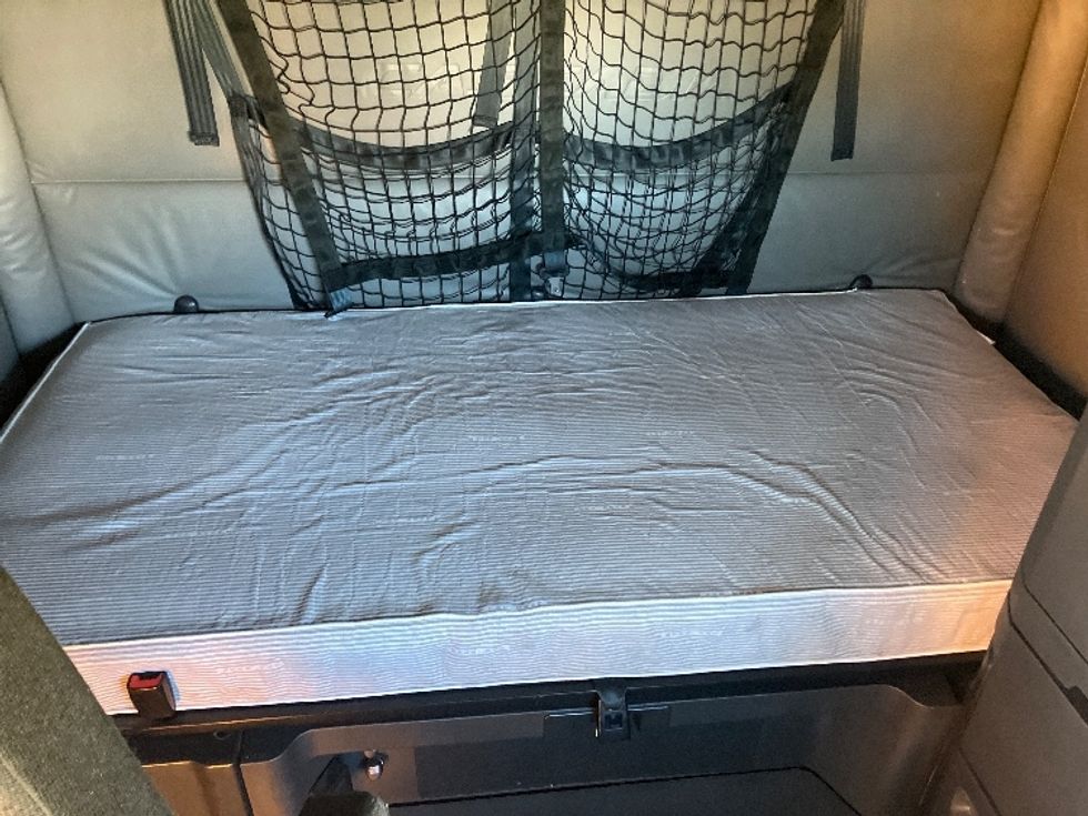 Sleeper Tractor-Heavy Duty Tractors-Freightliner-2022-T12664ST-Madison-AL-608,223\n\t\tmiles-$ 56,250 - Image 16