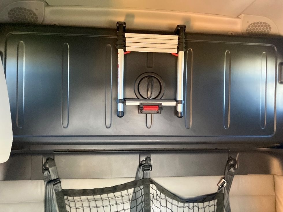 Sleeper Tractor-Heavy Duty Tractors-Freightliner-2022-T12664ST-Madison-AL-608,223\n\t\tmiles-$ 56,250 - Image 17