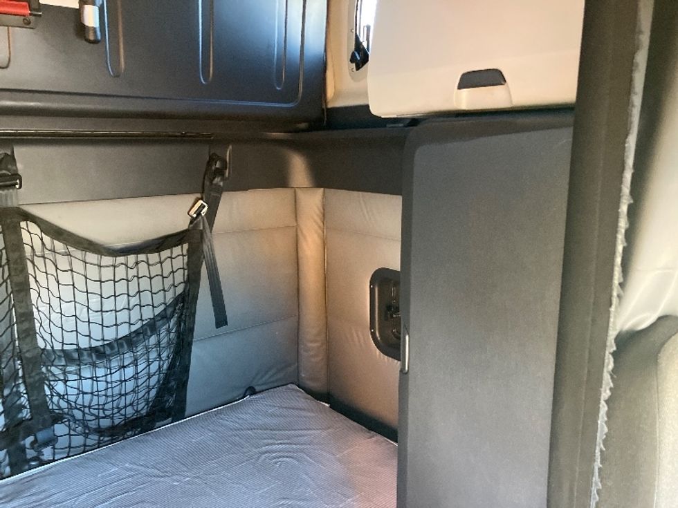 Sleeper Tractor-Heavy Duty Tractors-Freightliner-2022-T12664ST-Madison-AL-608,223\n\t\tmiles-$ 56,250 - Image 18