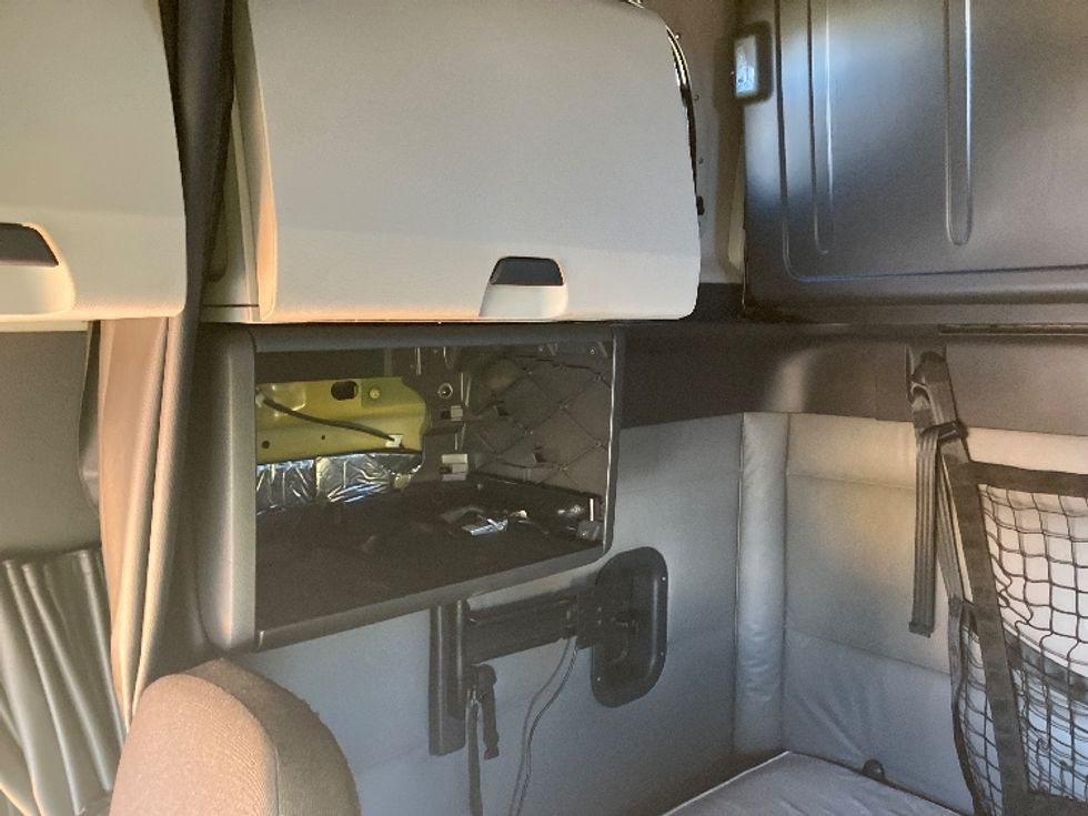 Sleeper Tractor-Heavy Duty Tractors-Freightliner-2022-T12664ST-Madison-AL-608,223\n\t\tmiles-$ 56,250 - Image 19