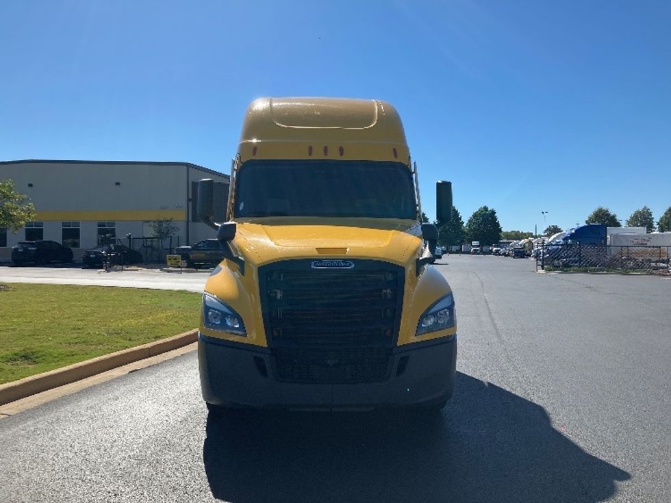 Sleeper Tractor-Heavy Duty Tractors-Freightliner-2022-T12664ST-Madison-AL-608,223\n\t\tmiles-$ 56,250 - Image 2