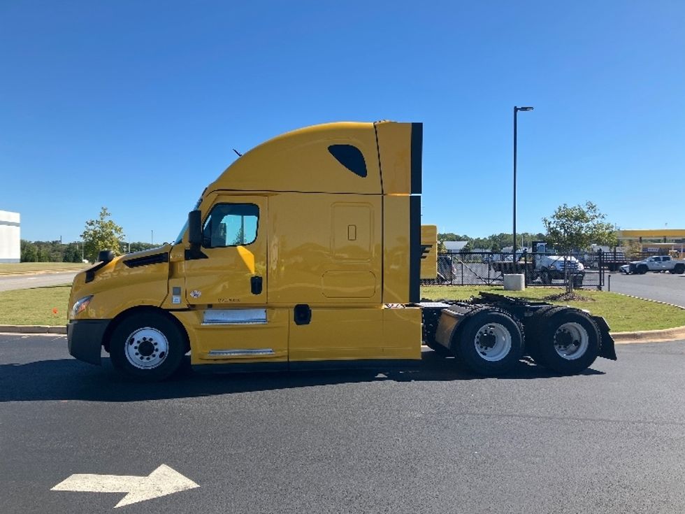 Sleeper Tractor-Heavy Duty Tractors-Freightliner-2022-T12664ST-Madison-AL-608,223\n\t\tmiles-$ 56,250 - Image 4